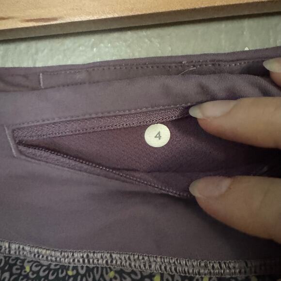 LLULULEMON Speed Run Shorts Dottie Mum Purple Size 4 casual running comfort - Picture 6 of 6